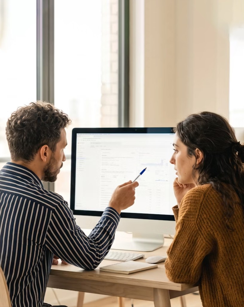 Professionnel des RH travaillant avec un carnet et un ordinateur