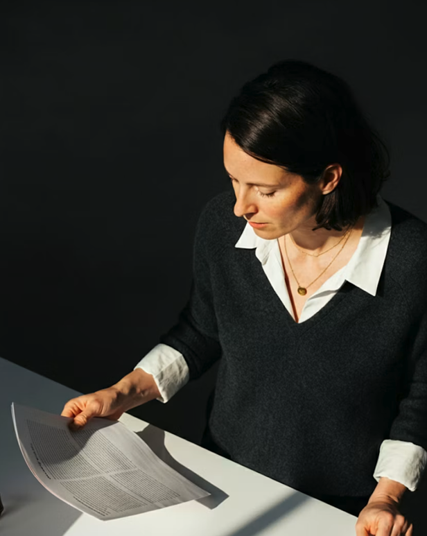 Professionnel de la conformité examinant un document