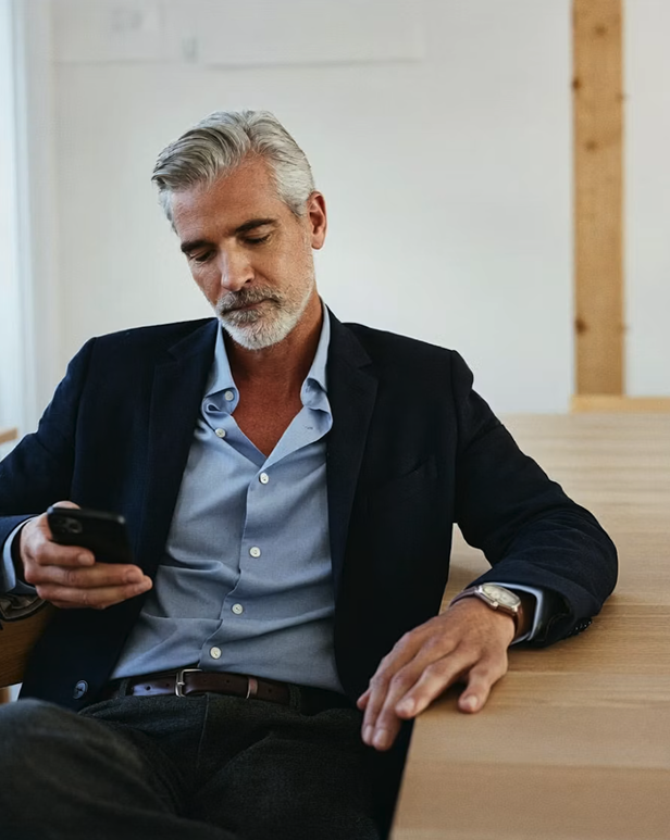 Professionnel de la conformité utilisant un smartphone