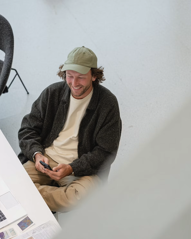 Professionnel des ventes et du marketing devant un ordinateur
