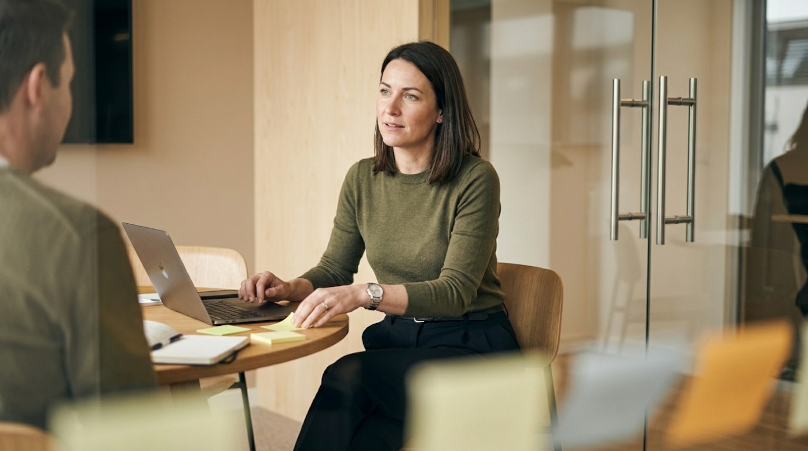 Team, das eine Entscheidung im Büro bespricht